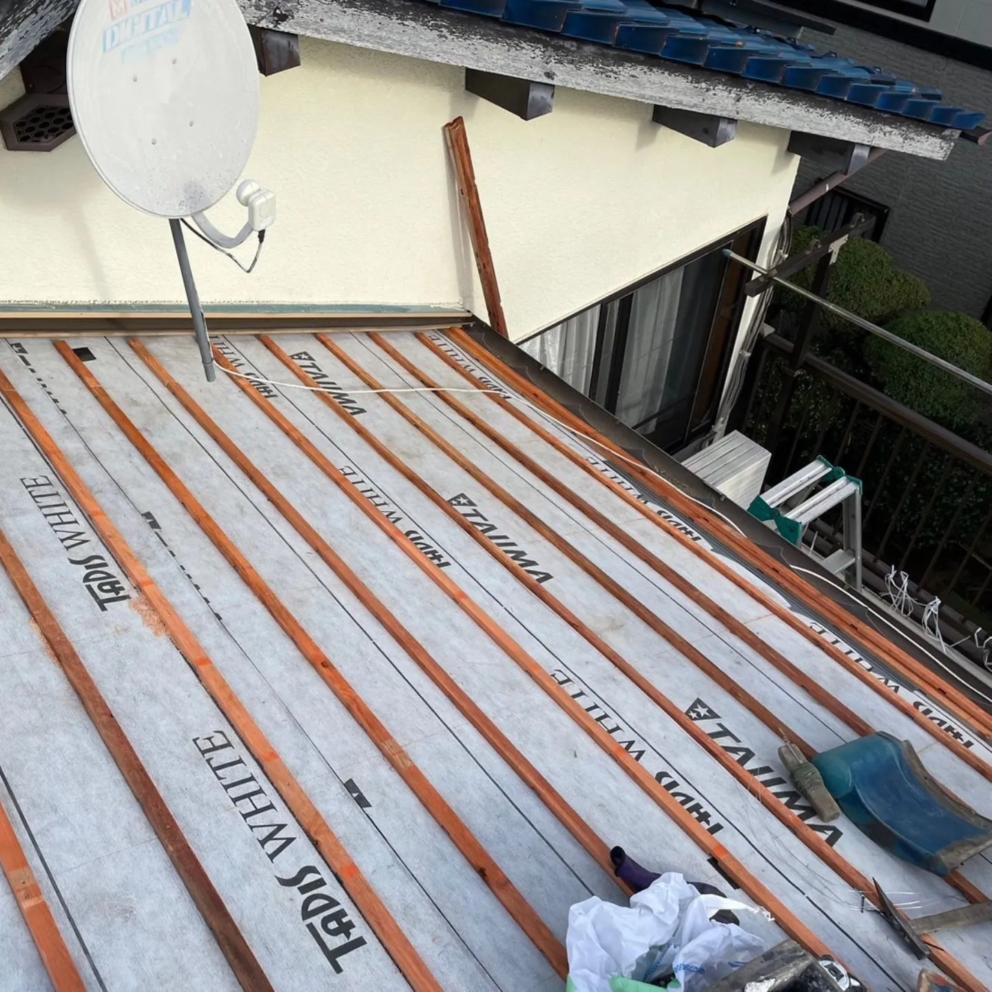 入間市東町のお客様からのご依頼で、ルーフィング劣化による雨漏...