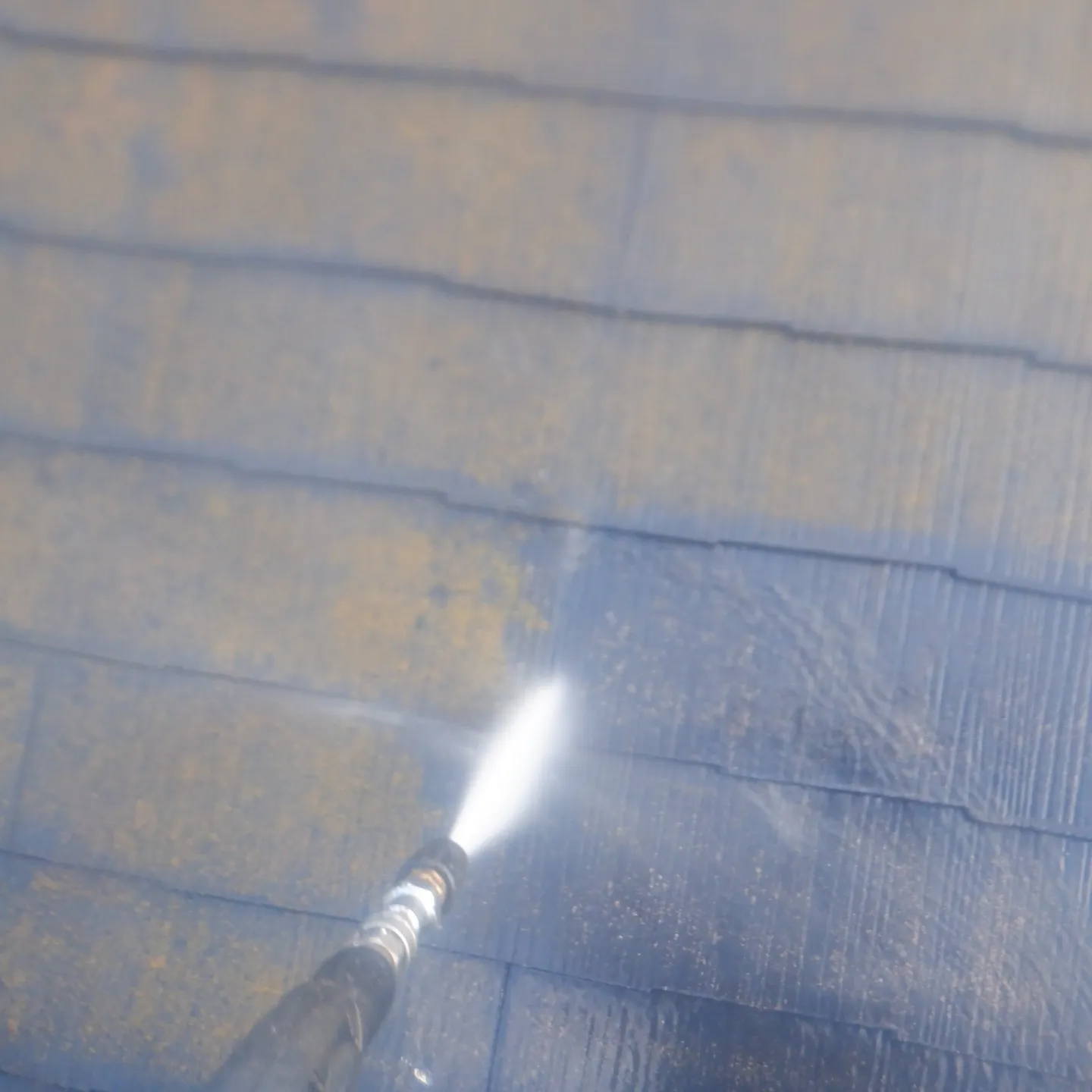 入間市扇台で、お客様のお家の屋根の塗装作業をしました！初めに...