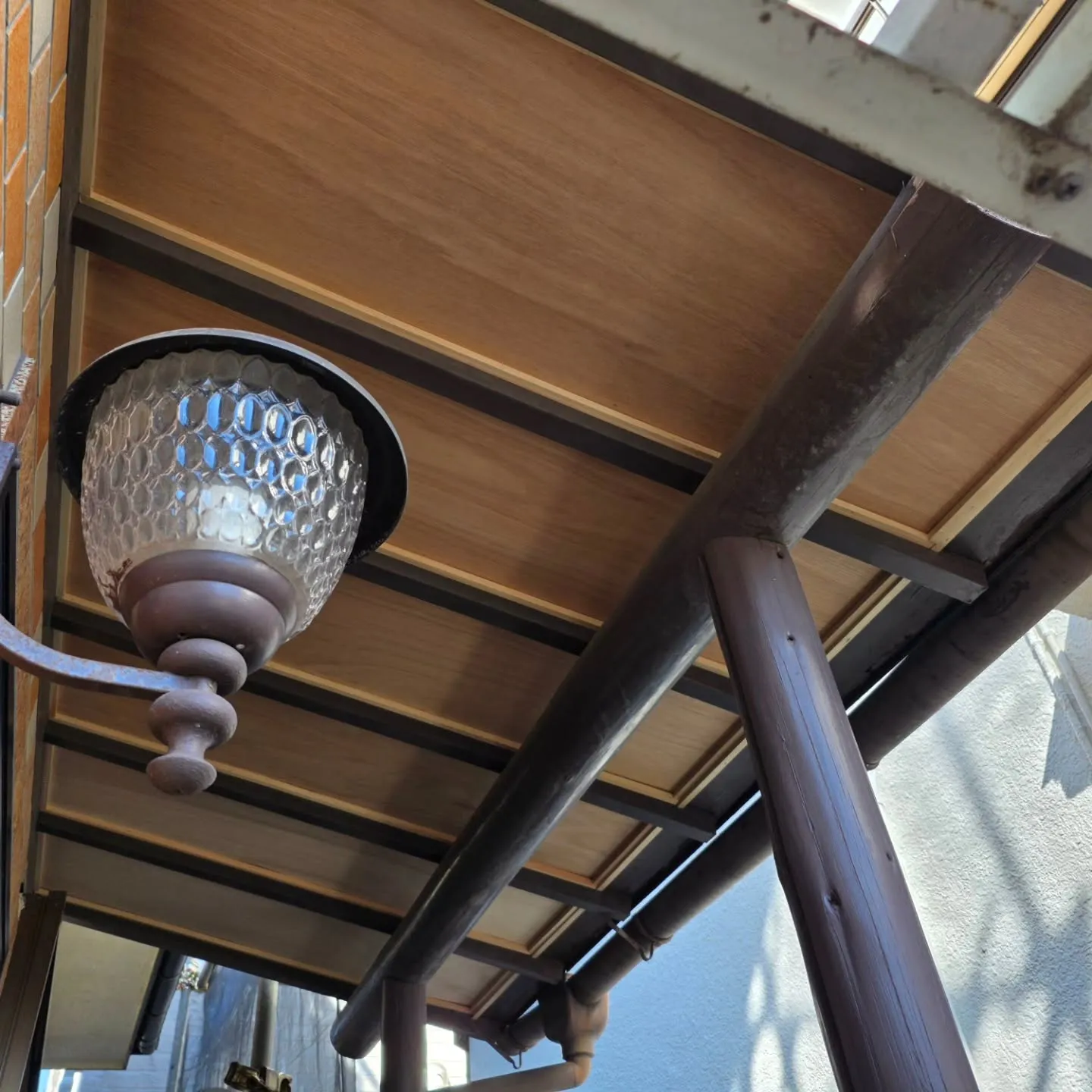 本日は、入間市東町にあるお宅の玄関和天井の補修作業をご紹介い...
