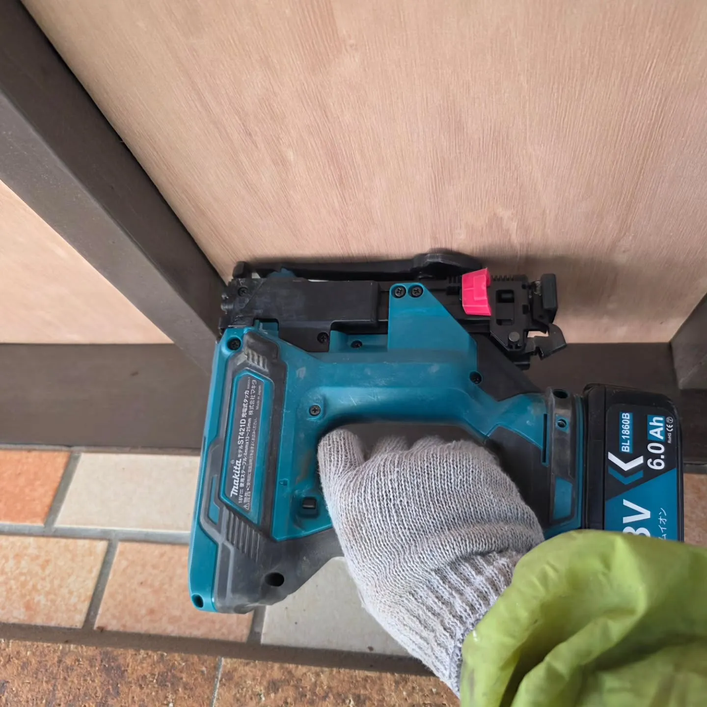 本日は、入間市東町にあるお宅の玄関和天井の補修作業をご紹介い...